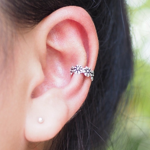 Daisy Ear Cuff- silver tone - Picture 2 of 3